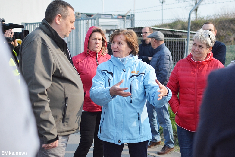 Spotkanie mieszkańców z reporterem przy sortowni