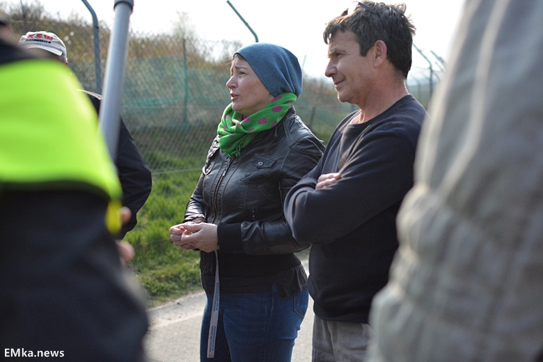 Spotkanie mieszkańców z reporterem przy sortowni