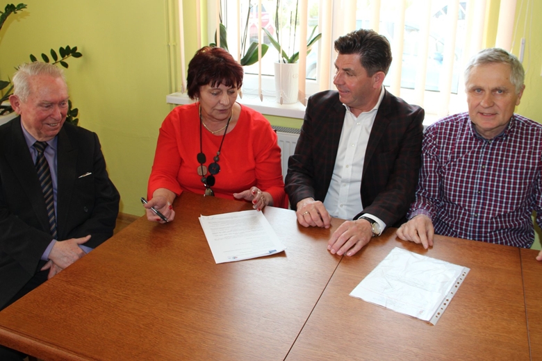 Podpisanie umowy w gminie