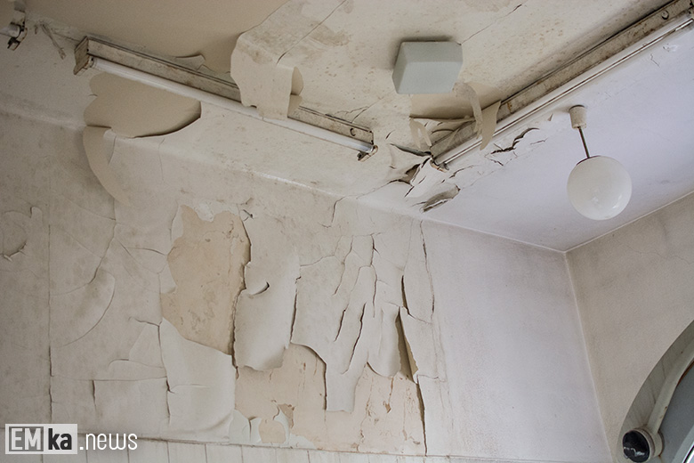 Wnętrza budynku po szpitalu w Środzie Śląskiej