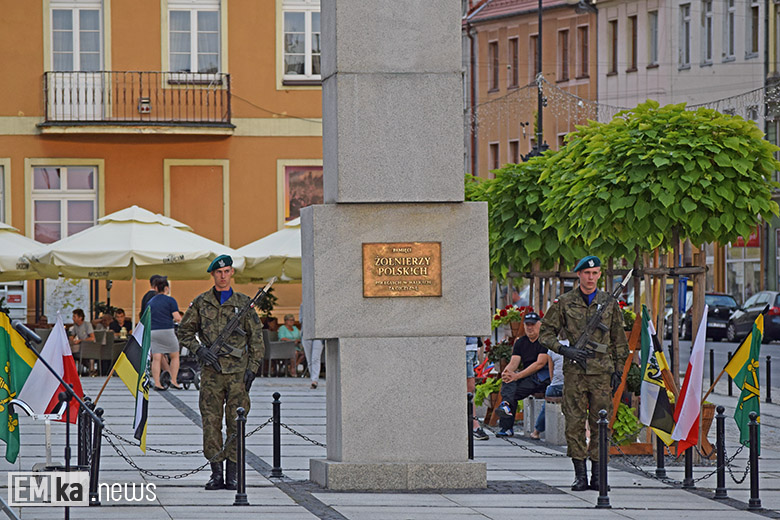 Obchody Święta Wojska Polskiego na rynku dolnym w Środzie Śląskiej