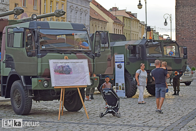 Obchody Święta Wojska Polskiego na rynku dolnym w Środzie Śląskiej