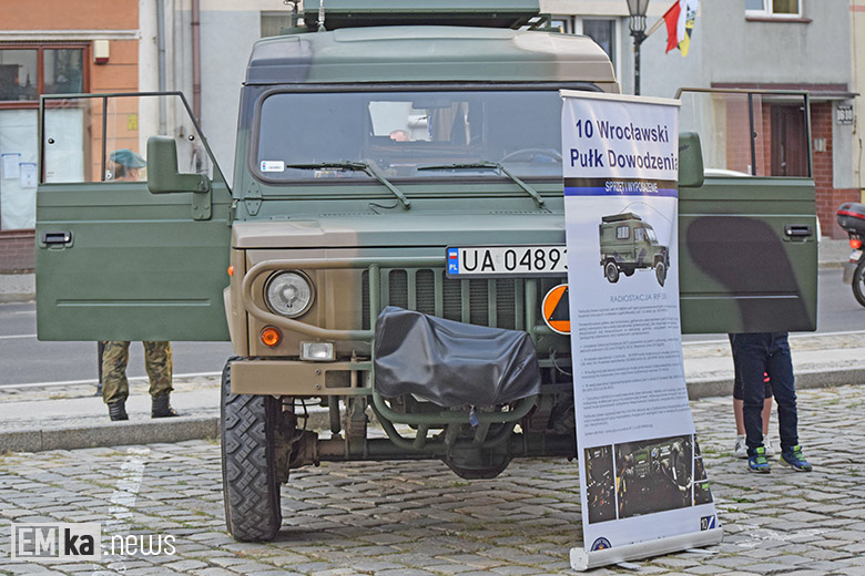 Obchody Święta Wojska Polskiego na rynku dolnym w Środzie Śląskiej