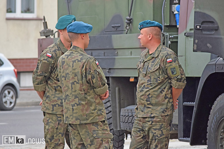 Obchody Święta Wojska Polskiego na rynku dolnym w Środzie Śląskiej