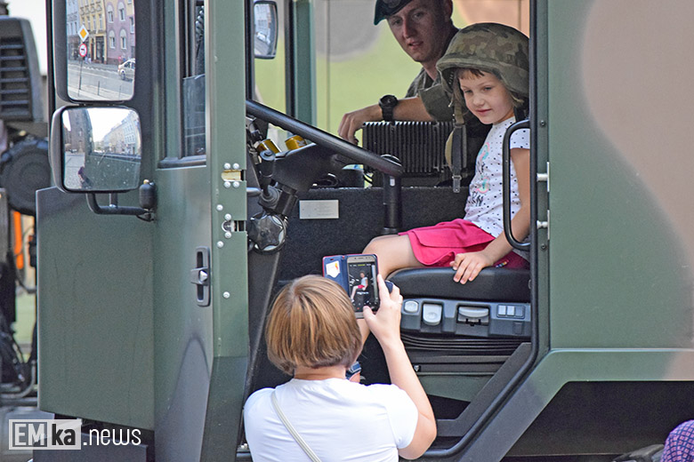Obchody Święta Wojska Polskiego na rynku dolnym w Środzie Śląskiej