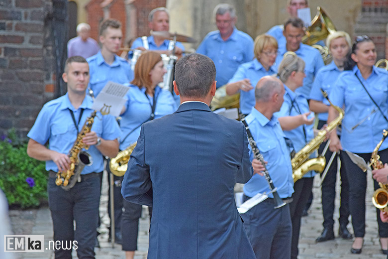 Obchody Święta Wojska Polskiego na rynku dolnym w Środzie Śląskiej