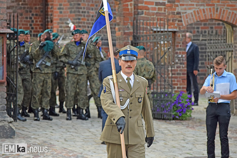 Obchody Święta Wojska Polskiego na rynku dolnym w Środzie Śląskiej
