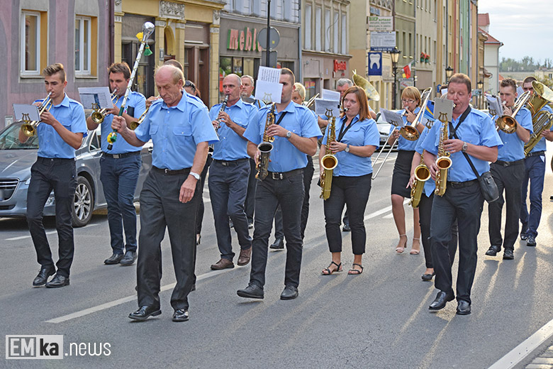 Obchody Święta Wojska Polskiego na rynku dolnym w Środzie Śląskiej