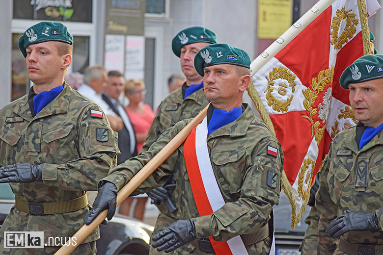 Obchody Święta Wojska Polskiego na rynku dolnym w Środzie Śląskiej