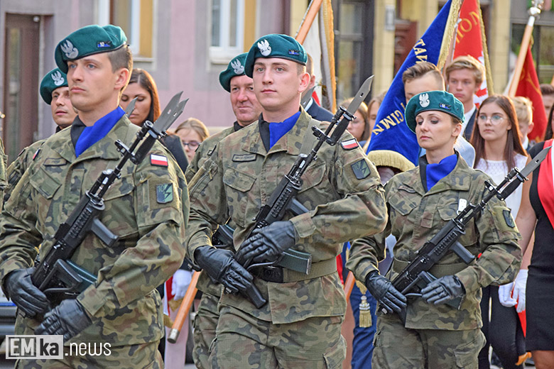 Obchody Święta Wojska Polskiego na rynku dolnym w Środzie Śląskiej