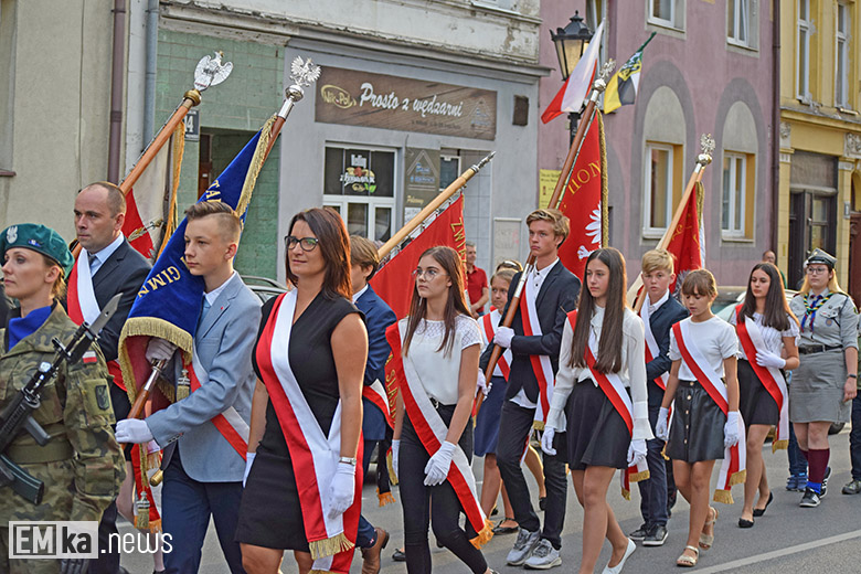 Obchody Święta Wojska Polskiego na rynku dolnym w Środzie Śląskiej