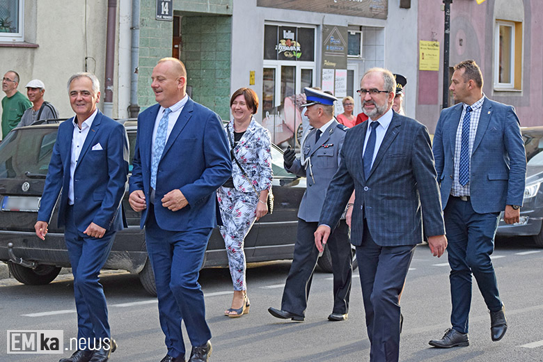 Obchody Święta Wojska Polskiego na rynku dolnym w Środzie Śląskiej