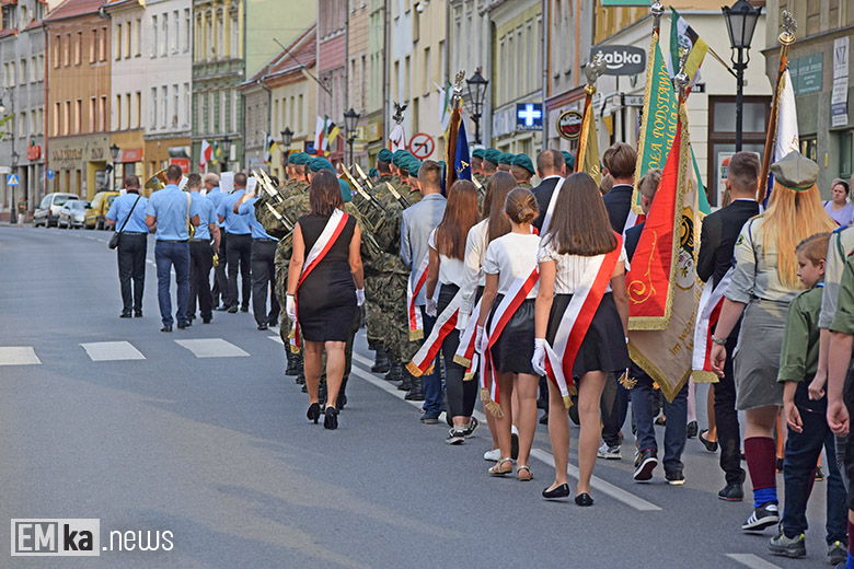 Obchody Święta Wojska Polskiego na rynku dolnym w Środzie Śląskiej