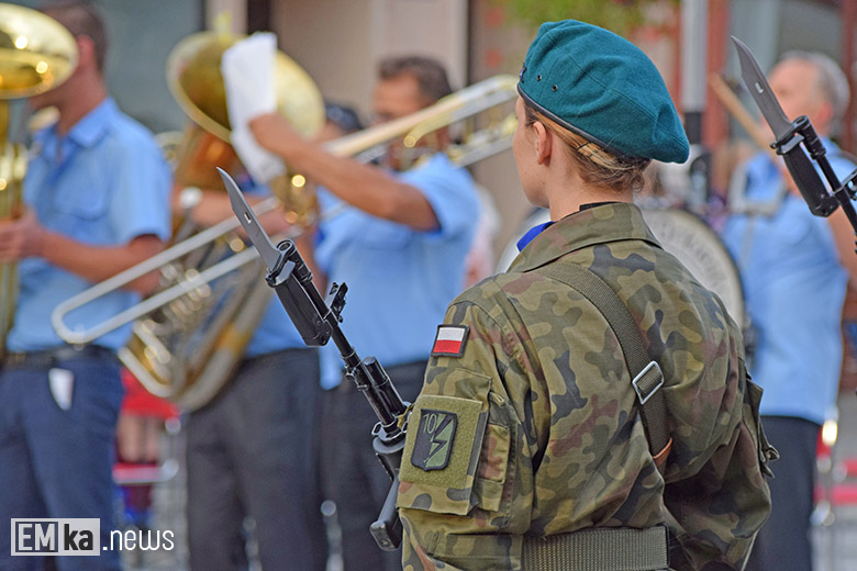 Obchody Święta Wojska Polskiego na rynku dolnym w Środzie Śląskiej