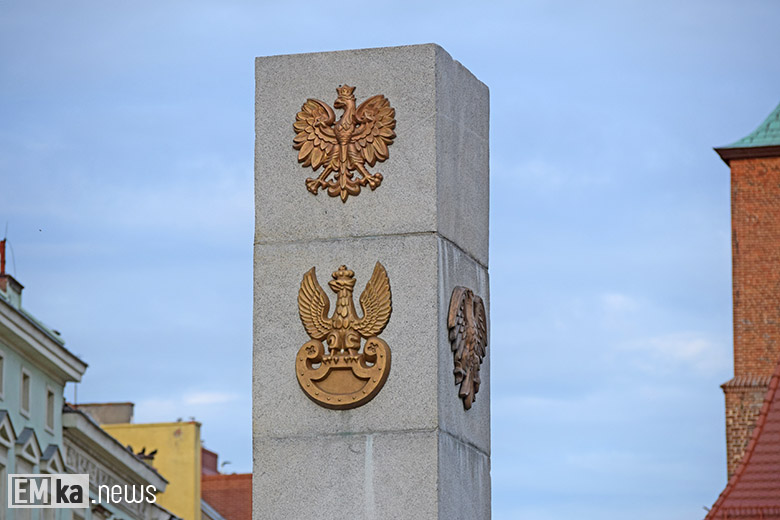 Obchody Święta Wojska Polskiego na rynku dolnym w Środzie Śląskiej