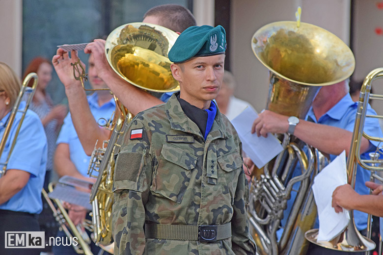 Obchody Święta Wojska Polskiego na rynku dolnym w Środzie Śląskiej