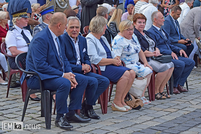 Obchody Święta Wojska Polskiego na rynku dolnym w Środzie Śląskiej