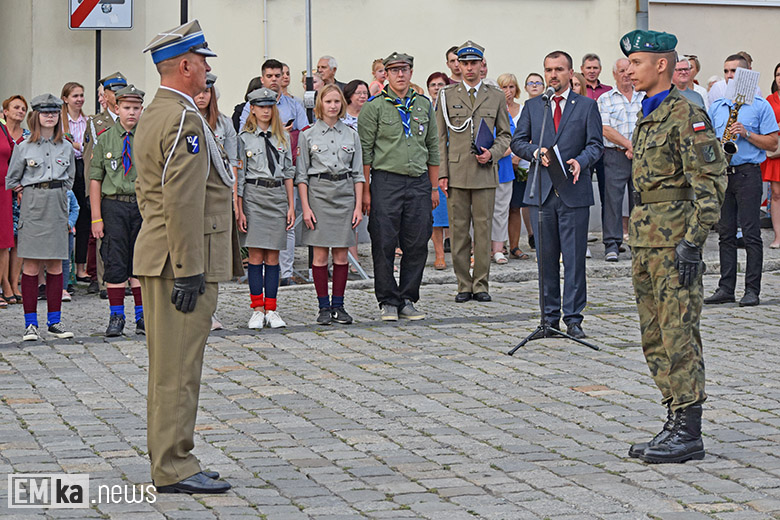 Obchody Święta Wojska Polskiego na rynku dolnym w Środzie Śląskiej