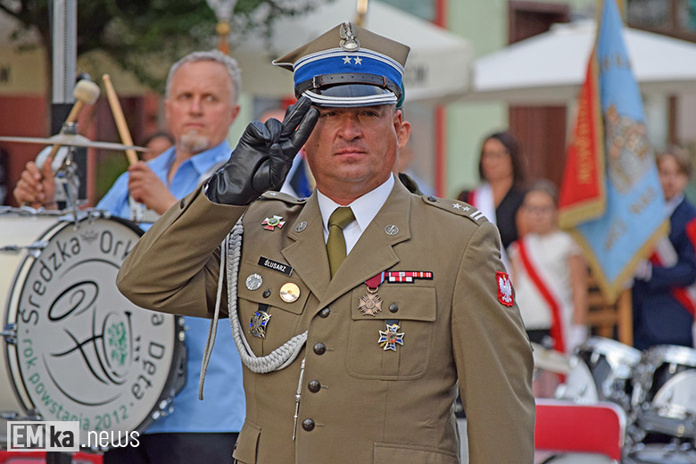 Obchody Święta Wojska Polskiego na rynku dolnym w Środzie Śląskiej
