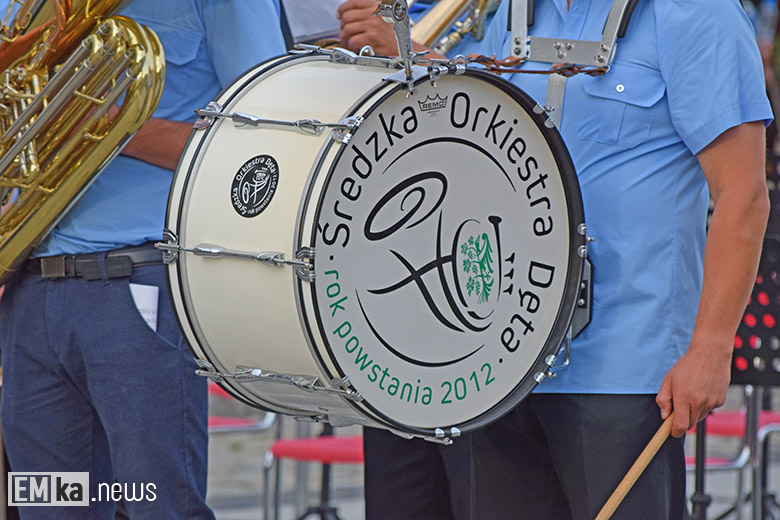 Obchody Święta Wojska Polskiego na rynku dolnym w Środzie Śląskiej