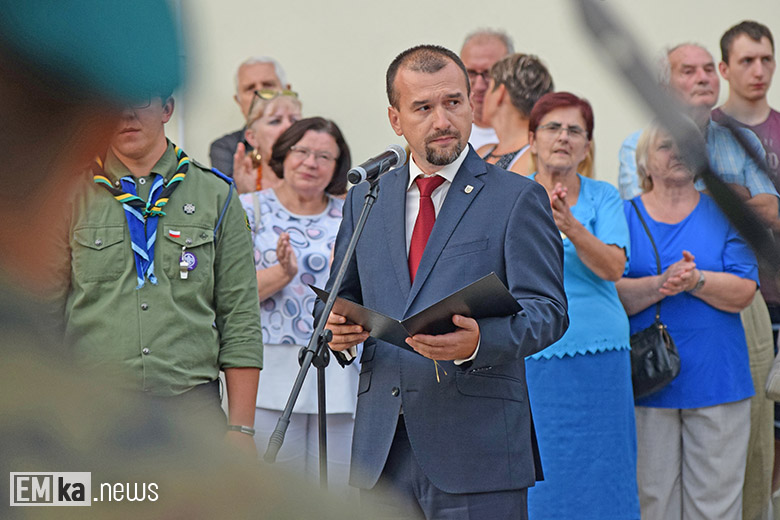 Obchody Święta Wojska Polskiego na rynku dolnym w Środzie Śląskiej