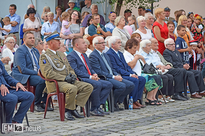 Obchody Święta Wojska Polskiego na rynku dolnym w Środzie Śląskiej