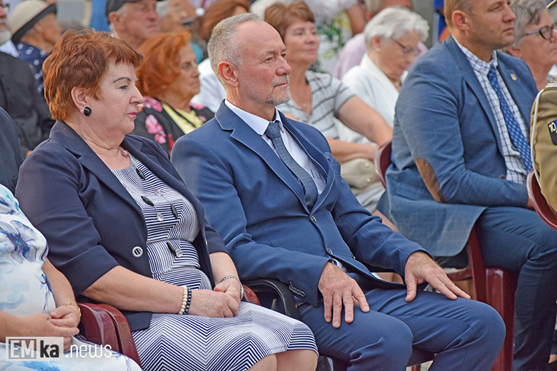 Obchody Święta Wojska Polskiego na rynku dolnym w Środzie Śląskiej