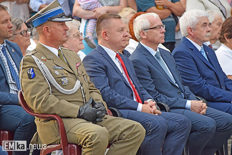 Obchody Święta Wojska Polskiego na rynku dolnym w Środzie Śląskiej