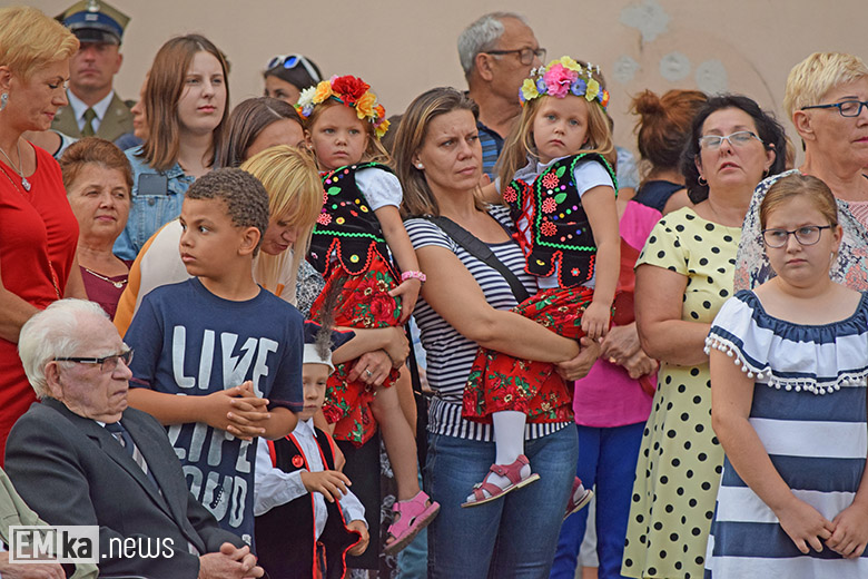 Obchody Święta Wojska Polskiego na rynku dolnym w Środzie Śląskiej