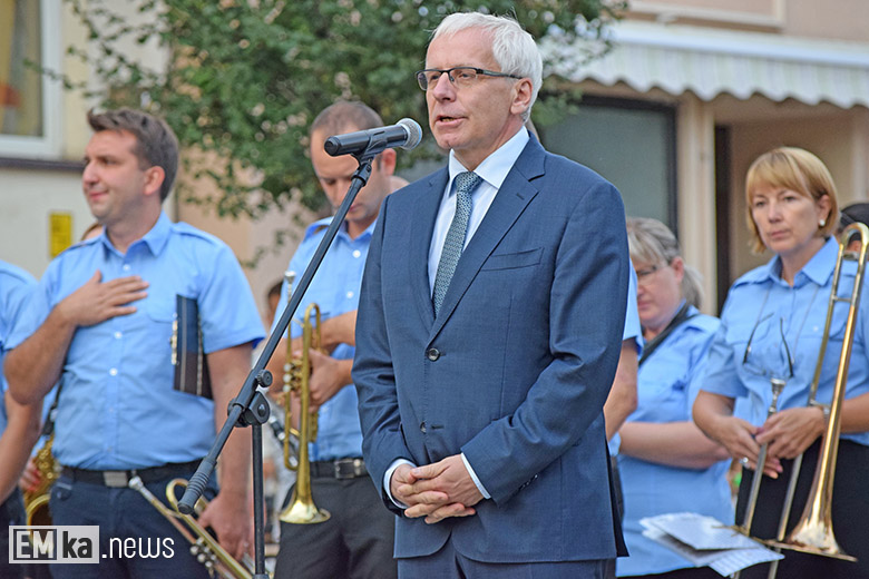 Obchody Święta Wojska Polskiego na rynku dolnym w Środzie Śląskiej
