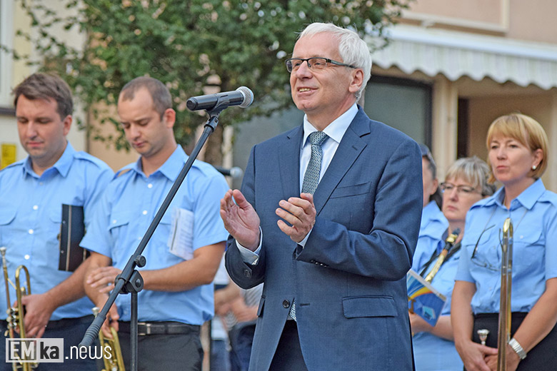 Obchody Święta Wojska Polskiego na rynku dolnym w Środzie Śląskiej