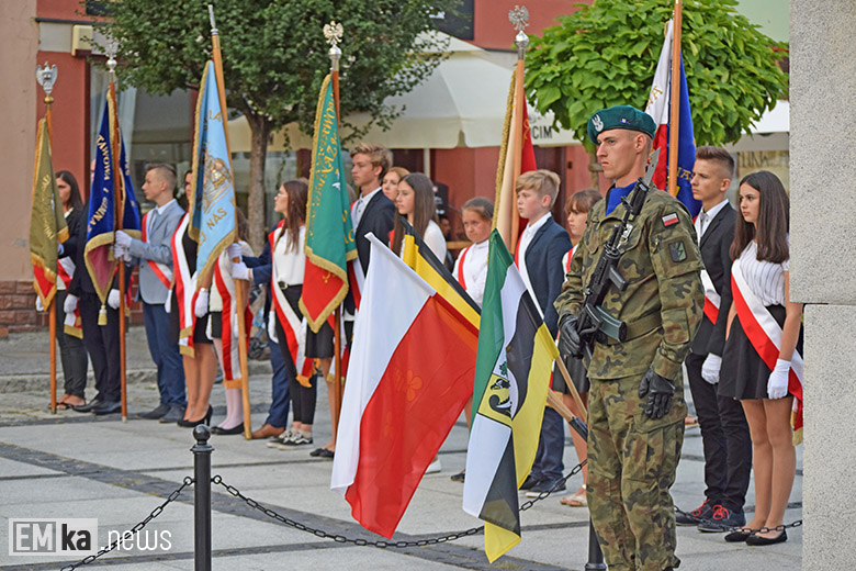 Obchody Święta Wojska Polskiego na rynku dolnym w Środzie Śląskiej