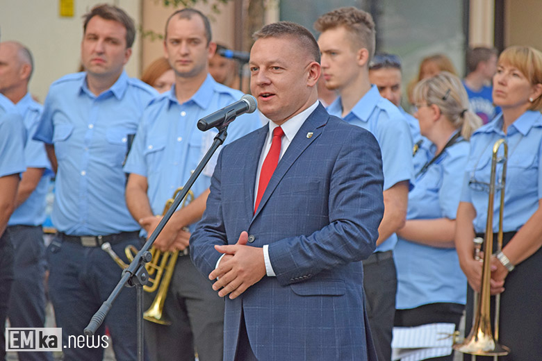 Obchody Święta Wojska Polskiego na rynku dolnym w Środzie Śląskiej