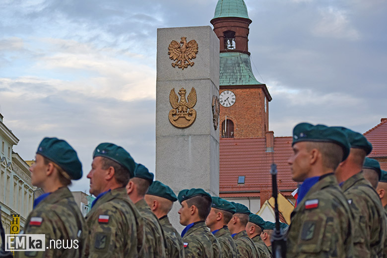 Obchody Święta Wojska Polskiego na rynku dolnym w Środzie Śląskiej