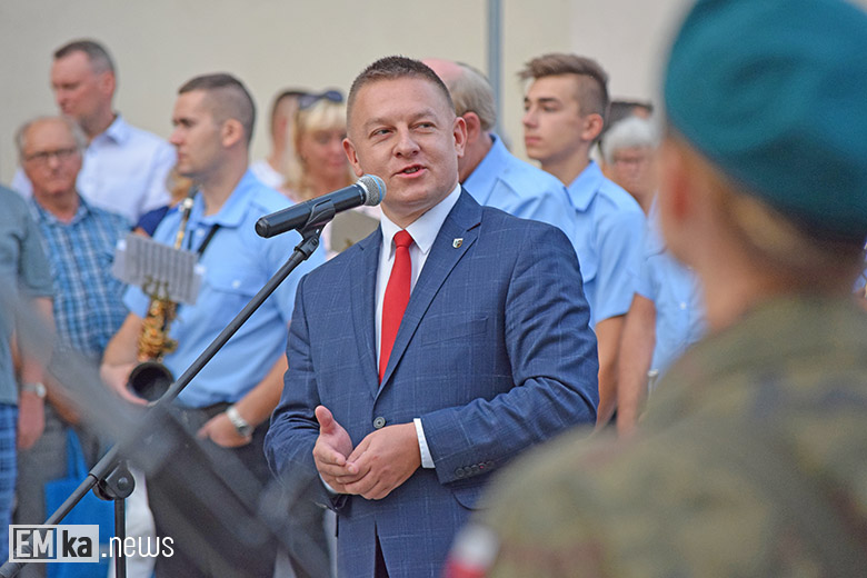 Obchody Święta Wojska Polskiego na rynku dolnym w Środzie Śląskiej