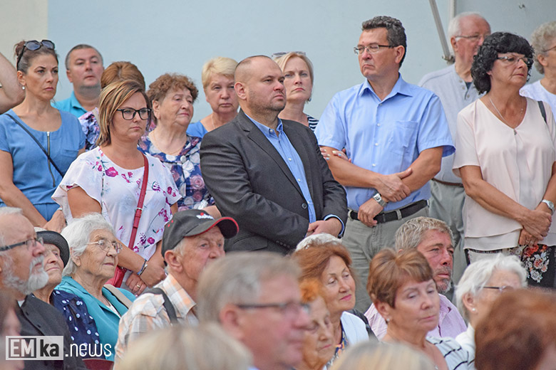 Obchody Święta Wojska Polskiego na rynku dolnym w Środzie Śląskiej
