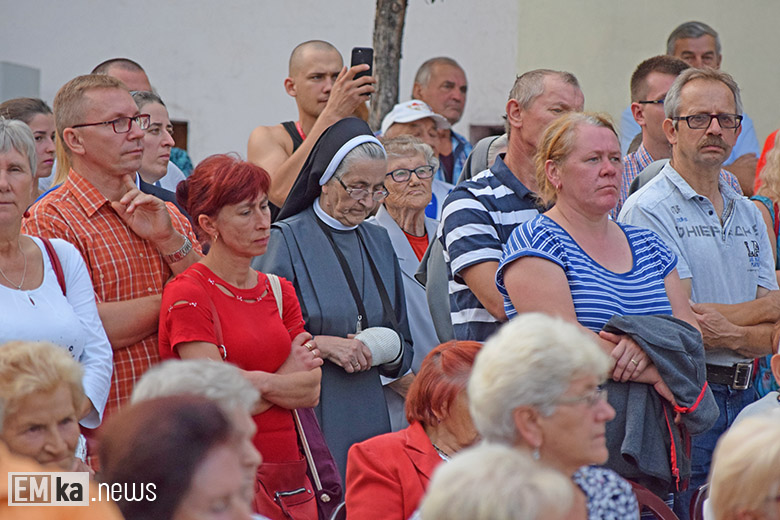Obchody Święta Wojska Polskiego na rynku dolnym w Środzie Śląskiej