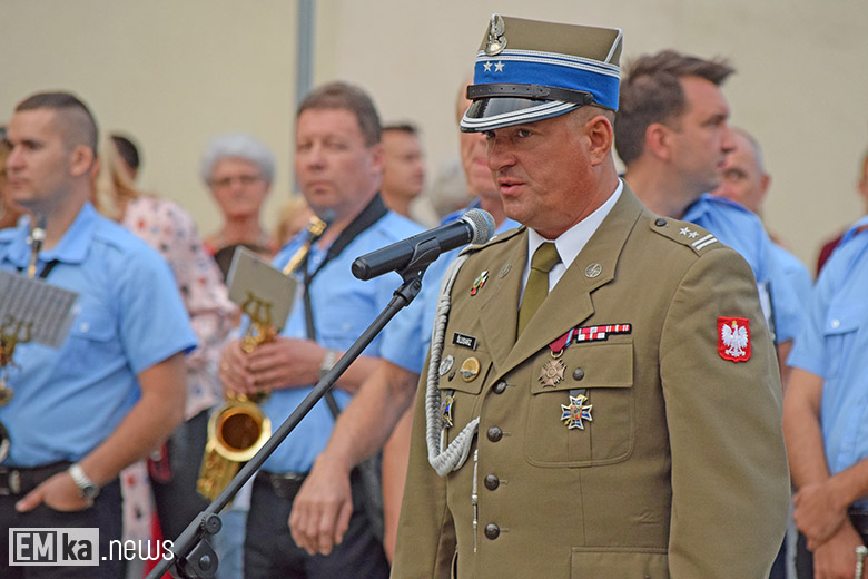 Obchody Święta Wojska Polskiego na rynku dolnym w Środzie Śląskiej