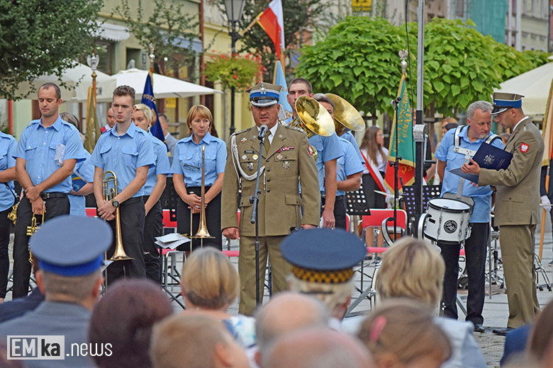 Obchody Święta Wojska Polskiego na rynku dolnym w Środzie Śląskiej