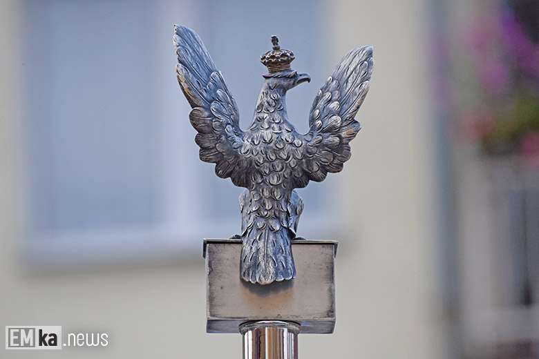 Obchody Święta Wojska Polskiego na rynku dolnym w Środzie Śląskiej