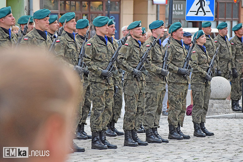 Obchody Święta Wojska Polskiego na rynku dolnym w Środzie Śląskiej