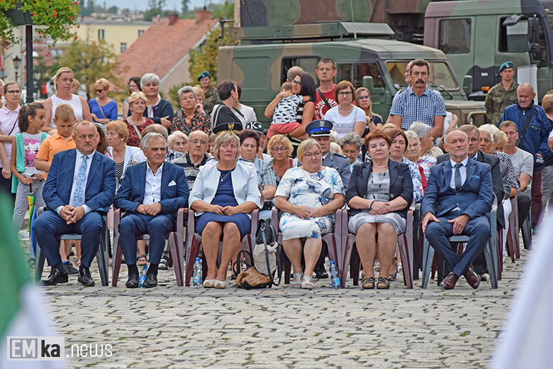 Obchody Święta Wojska Polskiego na rynku dolnym w Środzie Śląskiej