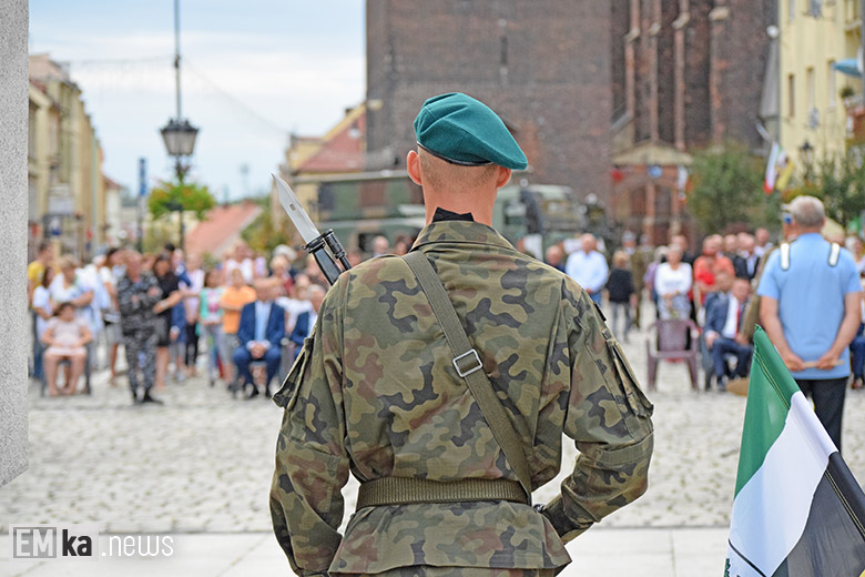 Obchody Święta Wojska Polskiego na rynku dolnym w Środzie Śląskiej