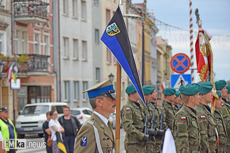 Obchody Święta Wojska Polskiego na rynku dolnym w Środzie Śląskiej