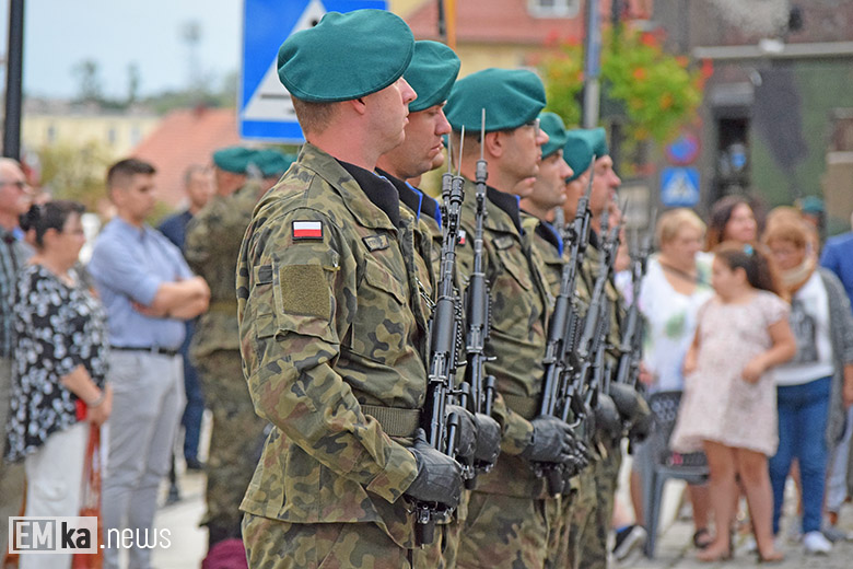 Obchody Święta Wojska Polskiego na rynku dolnym w Środzie Śląskiej