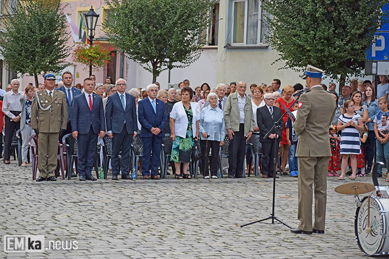 Obchody Święta Wojska Polskiego na rynku dolnym w Środzie Śląskiej