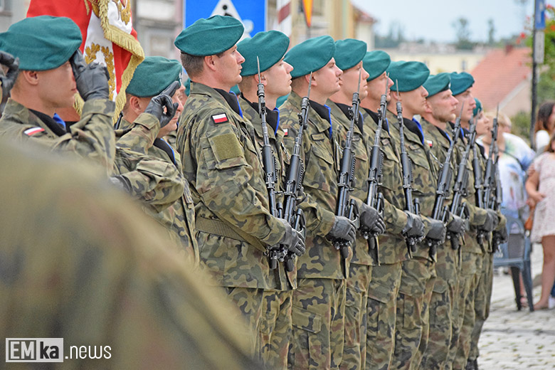 Obchody Święta Wojska Polskiego na rynku dolnym w Środzie Śląskiej