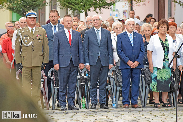 Obchody Święta Wojska Polskiego na rynku dolnym w Środzie Śląskiej