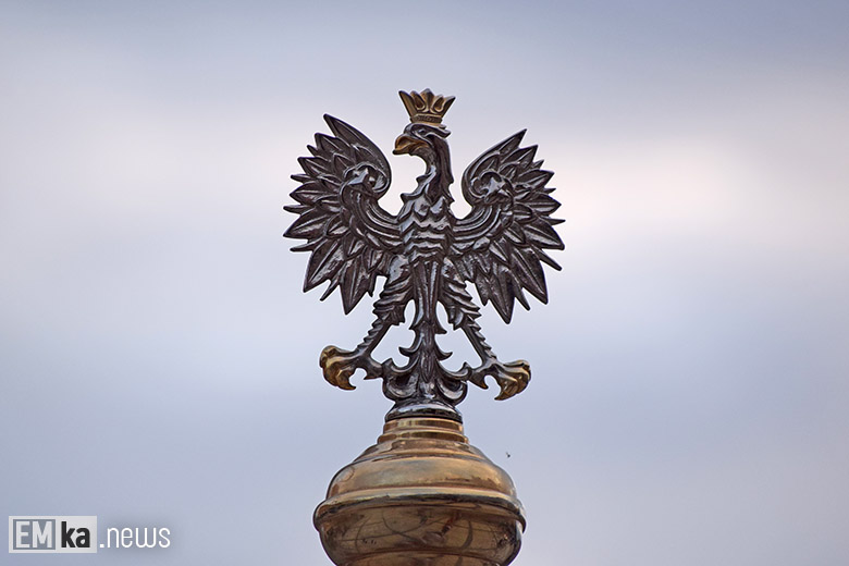 Obchody Święta Wojska Polskiego na rynku dolnym w Środzie Śląskiej