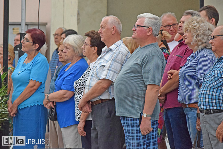 Obchody Święta Wojska Polskiego na rynku dolnym w Środzie Śląskiej